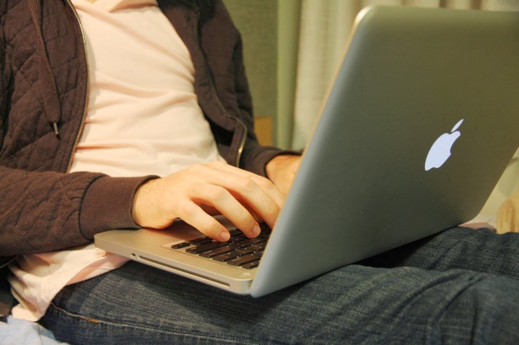 Trả lời cho câu hỏi: Nam giới dùng laptop quá nhiều thì dễ bị vô sinh?